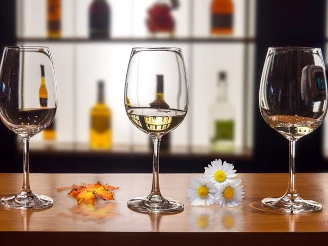 découvrez l'art d'associer les vins avec vos plats préférés. apprenez à choisir le vin idéal pour sublimer vos repas, qu'il s'agisse d'un dîner entre amis ou d'une occasion spéciale. explorez nos conseils pratiques et nos recommandations pour une expérience gourmande inoubliable.