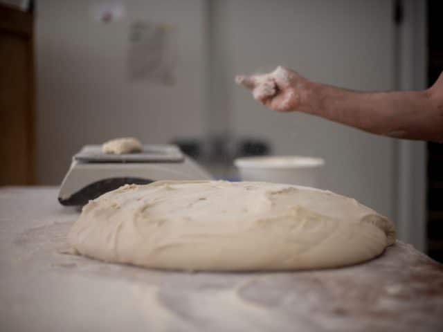 découvrez notre artisan bakery, un lieu où la passion et le savoir-faire se rencontrent pour vous offrir des pains et pâtisseries faits maison, préparés avec des ingrédients de qualité. un véritable régal pour les amateurs de bonnes choses !